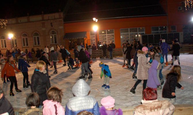 Megnyilt a korcsolyapálya 2016. december 5. képek